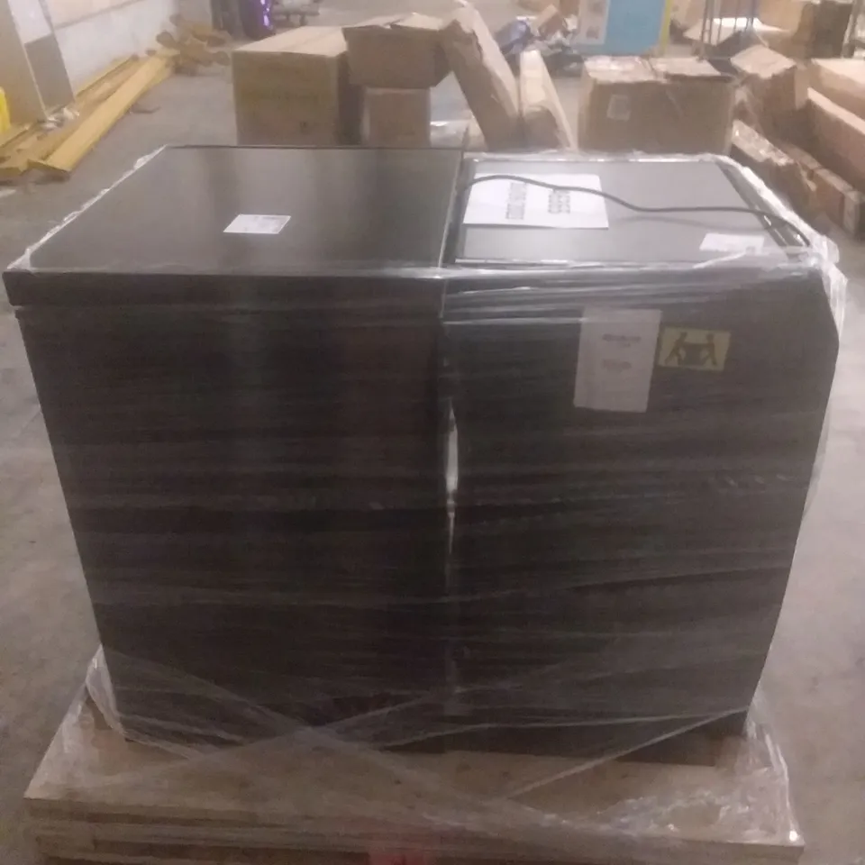 COMFEE 142L FREESTANDING BLACK CHEST FREEZER BLACK AND CANDY RAPIDO FREESTANDING WASHING MACHINE BLACK