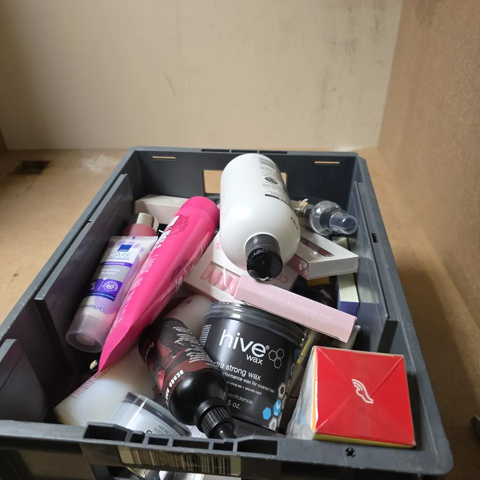 APPROXIMATELY 20 ASSORTED COSMETIC ITEMS INCLUDING CAREX HAND WASH , ELEMIS BODY CREAM AND HIVE WAX