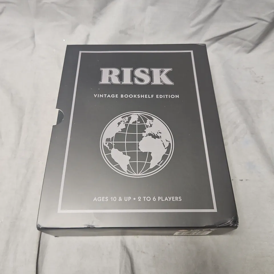 RISK VINTAGE BOOKSHELF EDITION – BOARD GAME (AGES 10+; 2–6 PLAYERS)