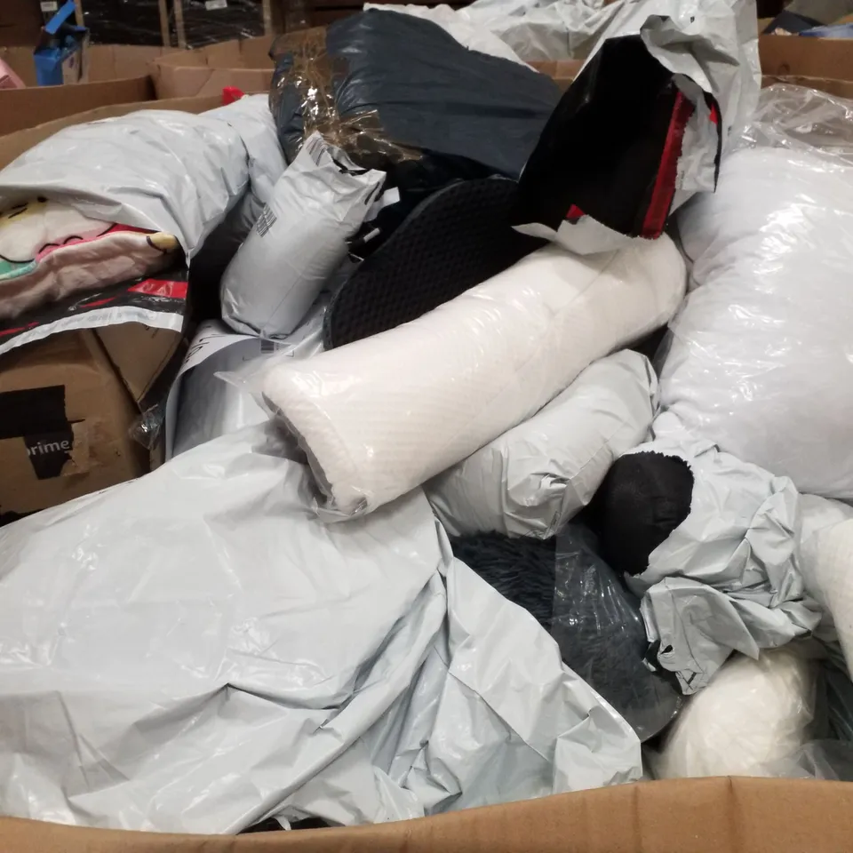 PALLET CONTAINING ASSORTED PILLOWS & CUSHIONS