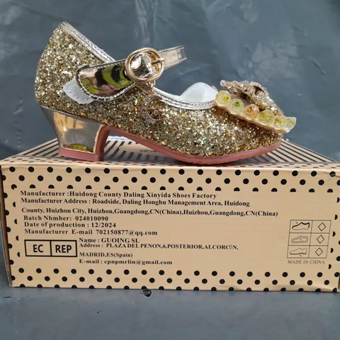 BOXED PAIR OF HANKAYOU KID'S SHOES IN GOLD GLITTER W. BOW DETAIL EU SIZE 26