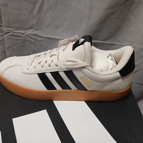 ADIDAS VL COURT 3.0 TRAINERS – CREAM/WHITE, GUM SOLE, UK 8