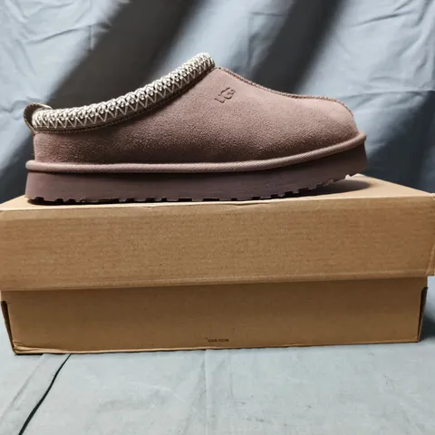 BOXED PAIR OF UGG K TAZZ SHOES IN TAUPE SIZE UK 5