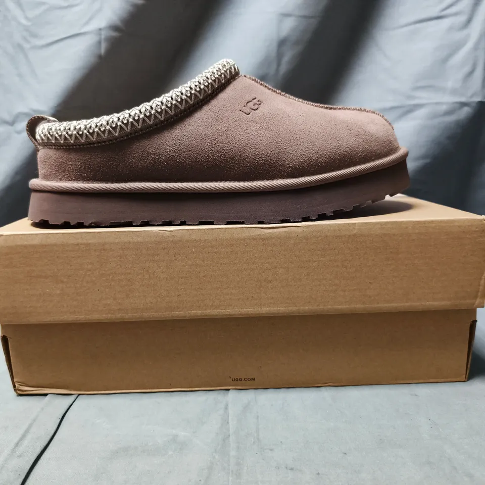 BOXED PAIR OF UGG K TAZZ SHOES IN TAUPE SIZE UK 5