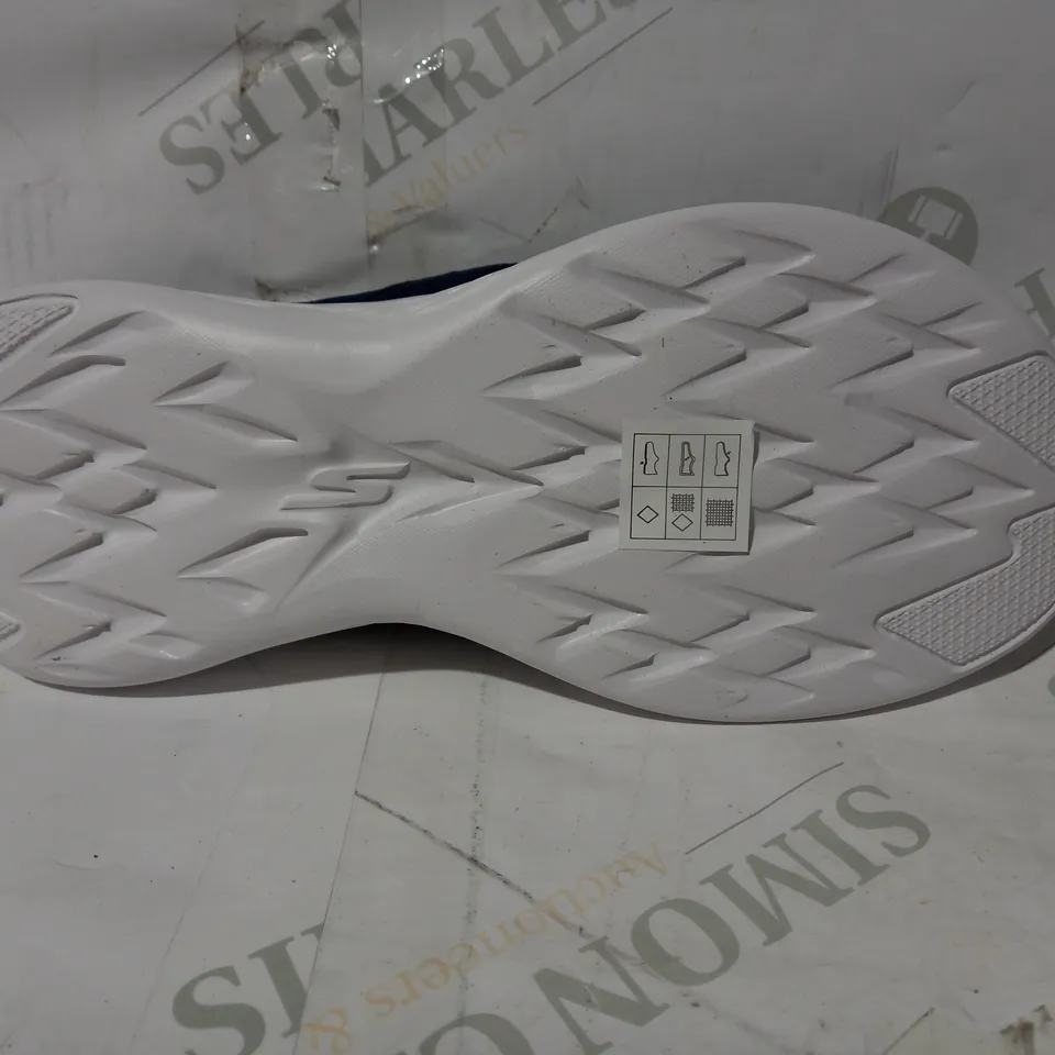 BOXED PAIR OF SKECHERS GO WALK SANDALS IN NAVY UK SIZE 3