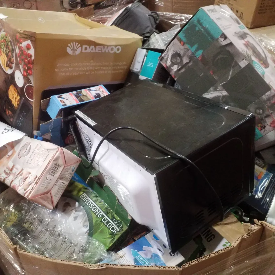 PALLET CONTAINING ASSORTED PRODUCTS INCLUDING AIR FRYERS, MICROWAVE, GARDEN HOSE, BIRDSONG CLOCK & 2-IN-1 JUG BLENDER AND GRINDER