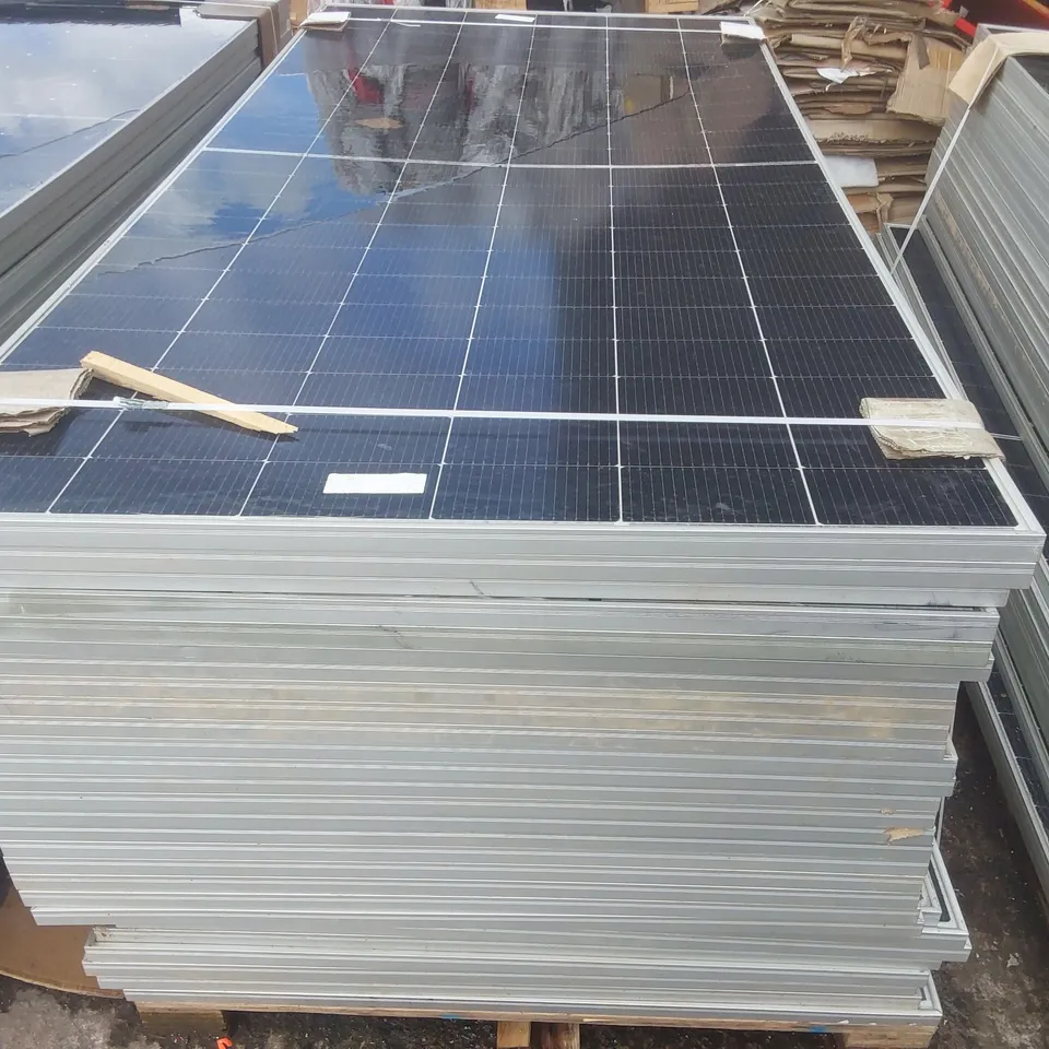 PALLET CONTAINING A LARGE QUANTITY OF SOLAR PANELS