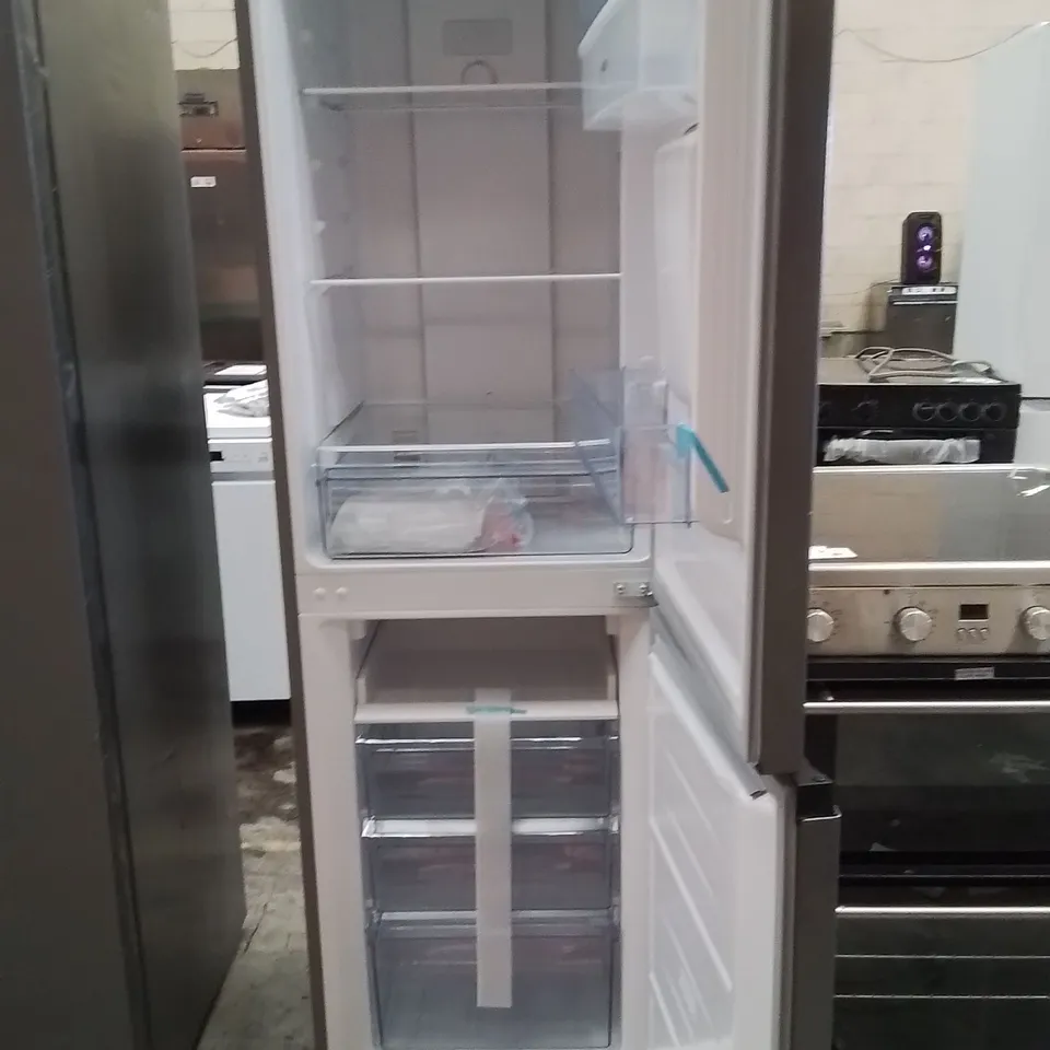 SWAN SR156130I 55CM WIDE, TOTAL NO FROST, 50/50 SPLIT, WATER DISPENSER, FRIDGE FREEZER - INOX