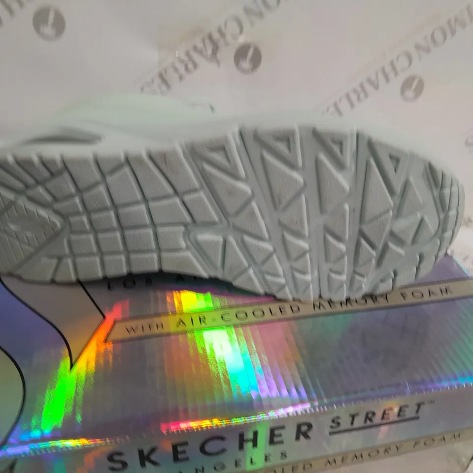 SIZE 6 SKECHERS UNO KICK TRAINERS - MINT 