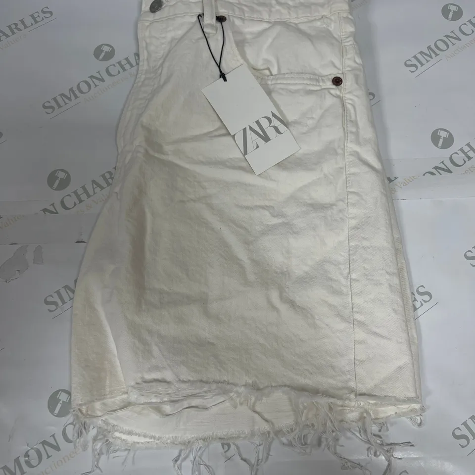 ZARA DISTRESSED DENIM SHORTS IN WHITE SIZE 46