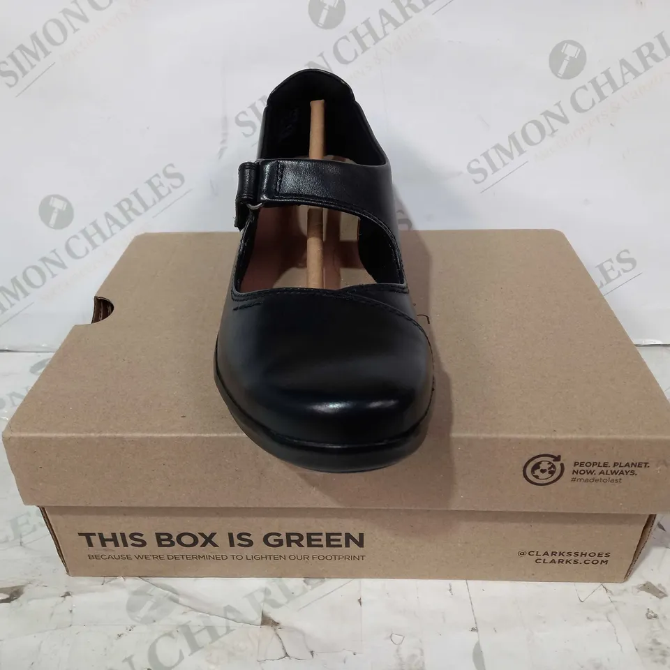 BOXED PAIR OF CLARKS HOPE HENLEY LEATHER SHOES IN BLACK UK SIZE 6.5