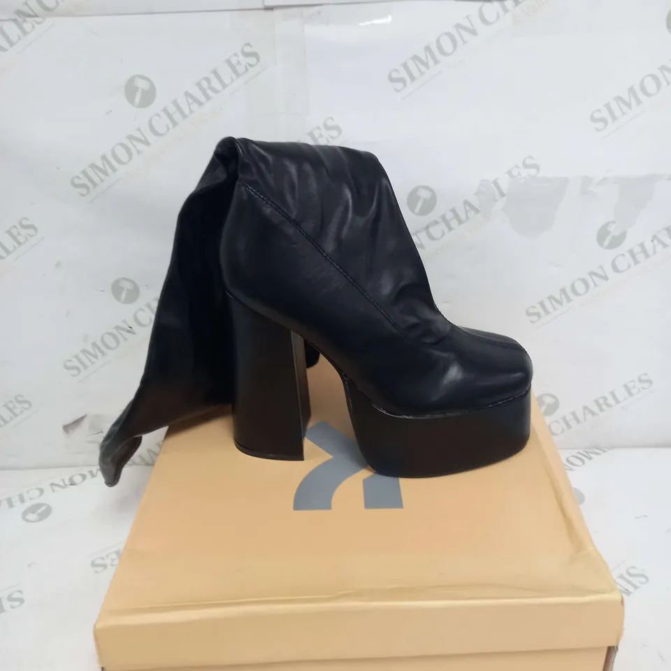 BOXED PAIR OF KOI FOOTWEAR RESTLESS RISER STRETCH PLATFORM LONG BOOTS IN BLACK - SIZE 4