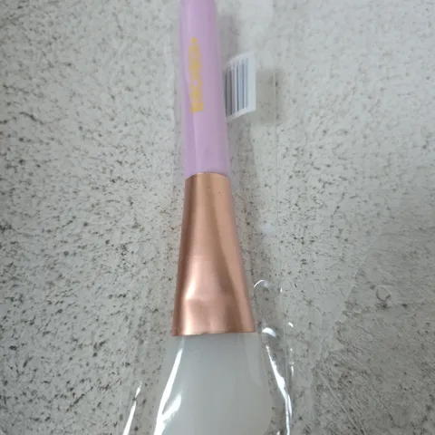 BOX OF APPROXIMATELY 500 X BIRCHBOX MAKE-UP BRUSH WITH LILAC HANDLE AND WHITE HEAD 