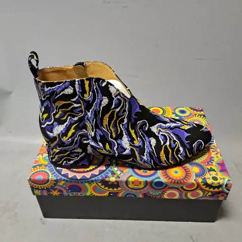 BOXED PAIR OF EMBASSY LONDON BLOCK HEEL ZIP ANKLE BOOTS IN BLUE MULTI SIZE EU 41