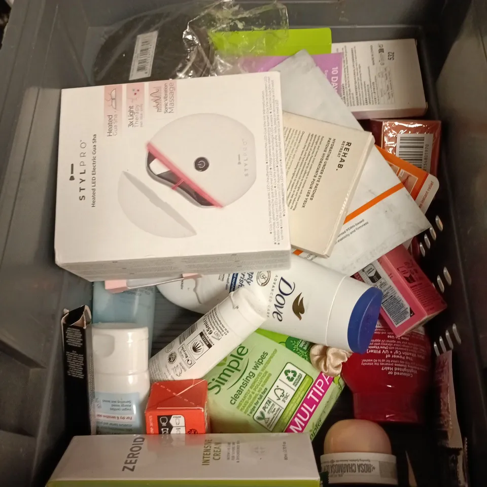 APPROXIMATEY 20 ASSORTED HEALTH AND BEAUTY PRODUCTS TO INCLUDE - SIMPLE CLEANSING WIPES - CERAVE HYDRATING CLEANSER AND SENSODYNE TOOTHPASTE