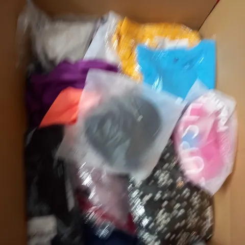 BOX OF APPROX 35 ASSORTED CLOTHING ITEMS TO INCLUDE - DRESSES, T-SHIRTS AND TROUSERS