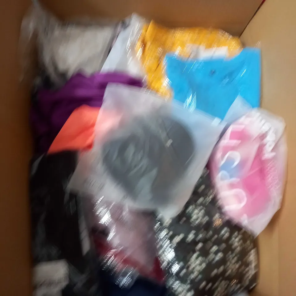BOX OF APPROX 35 ASSORTED CLOTHING ITEMS TO INCLUDE - DRESSES, T-SHIRTS AND TROUSERS