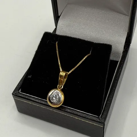 18CT GOLD PENDANT ON CHAIN, SET WITH A NATURAL DIAMOND