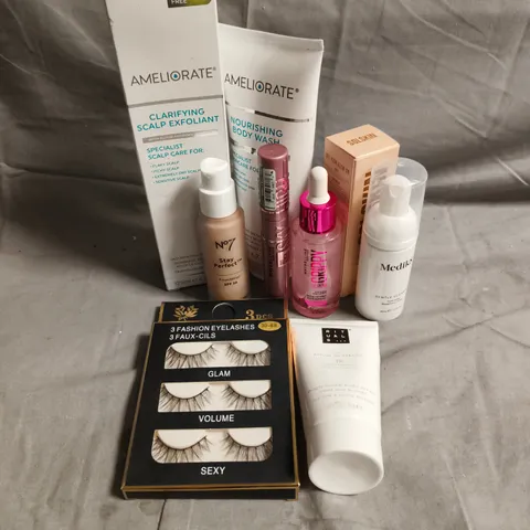APPROXIMATEY 20 ASSORTED HEALTH AND BEAUTY PRODUCTS TO INCLUDE - N07 STAY PERFECT FOUNDATION IN COOL IVORY - MEDIK8 GENTLE CLEANSE - MAYBELLINE GRIPPY PRIMER - ETC