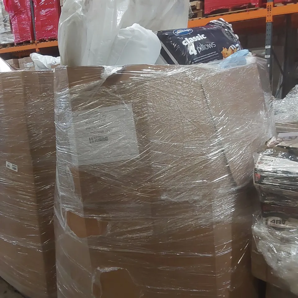 PALLET CONTAINING A LARGE QUANTITY OF ASSORTED BEDDING INCLUDING: PILLOWS, COT MATTRESS ECT