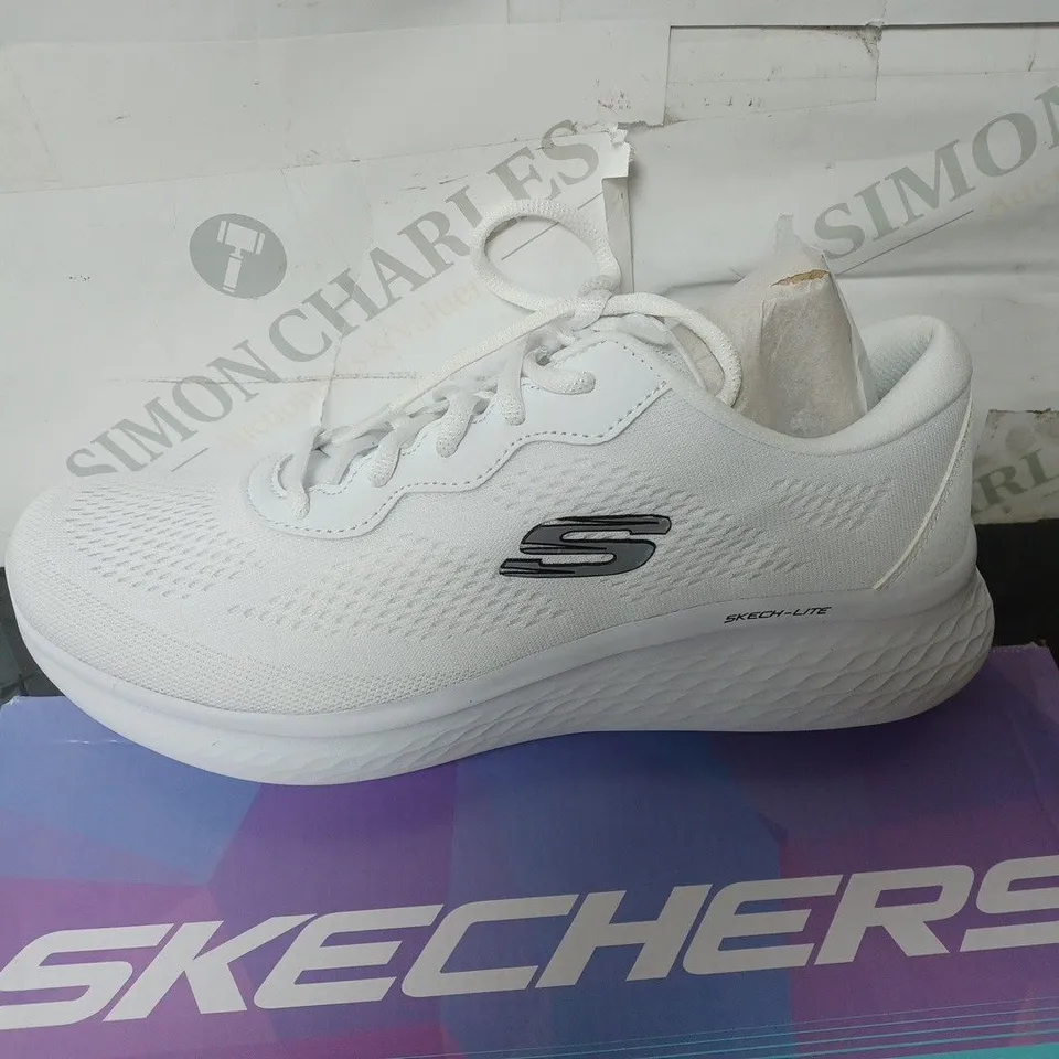 BOXED SKECHERS SKECH-LITE PRO - PERFECT TIME WITH MEMORY FOAM - WHITE - SIZE 6 UK