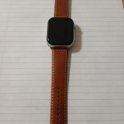 SMARTWATCH WITH BROWN LEATHER STRAP – SILVER CASE 