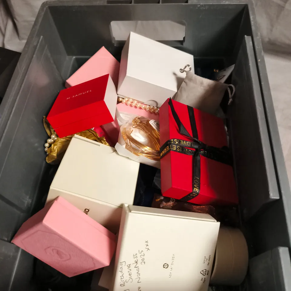 APPROXIMATELY 30 ASSORTED ITEMS OF JEWELLERY 