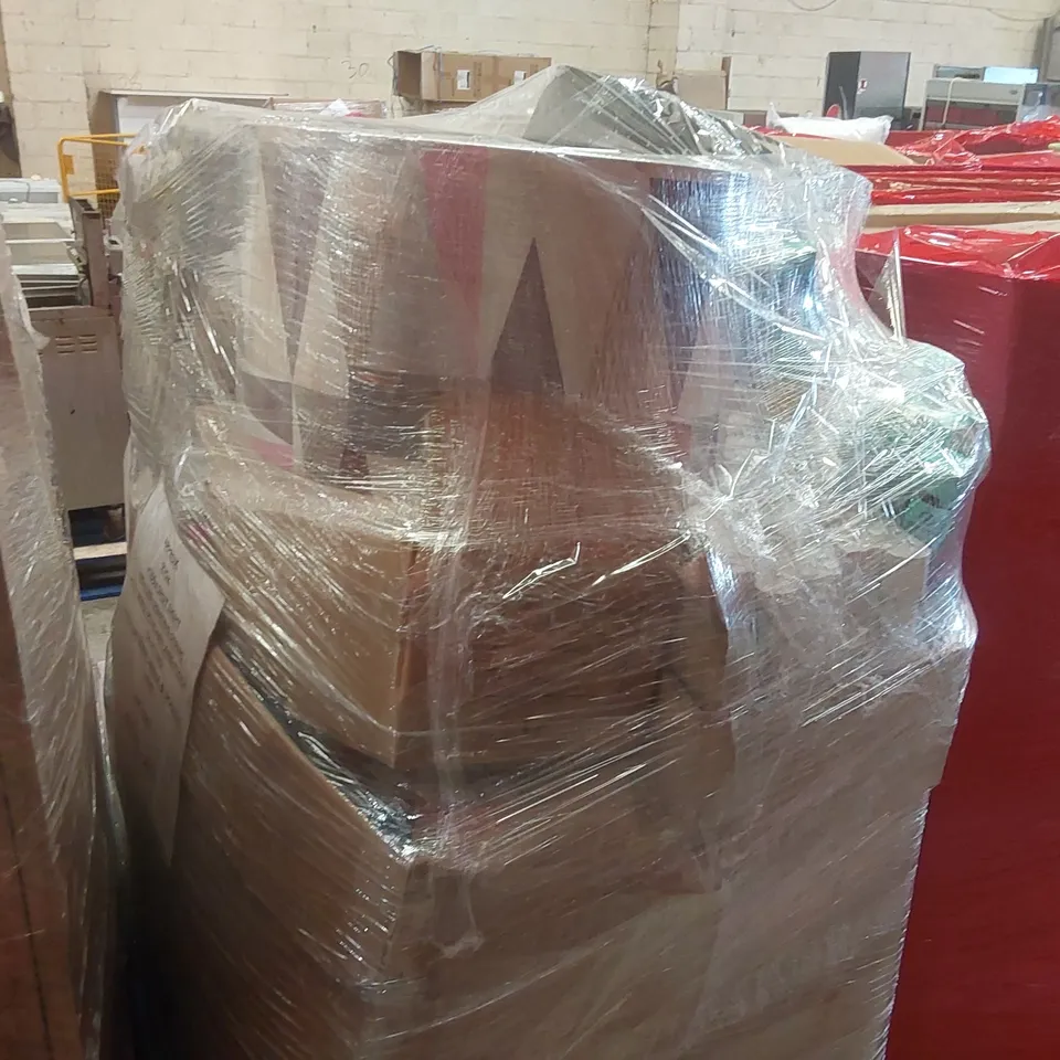 PALLET CONTAINING A VERY LARGE QUANTITY OF ASSORTED LIGHTING PRODUCTS