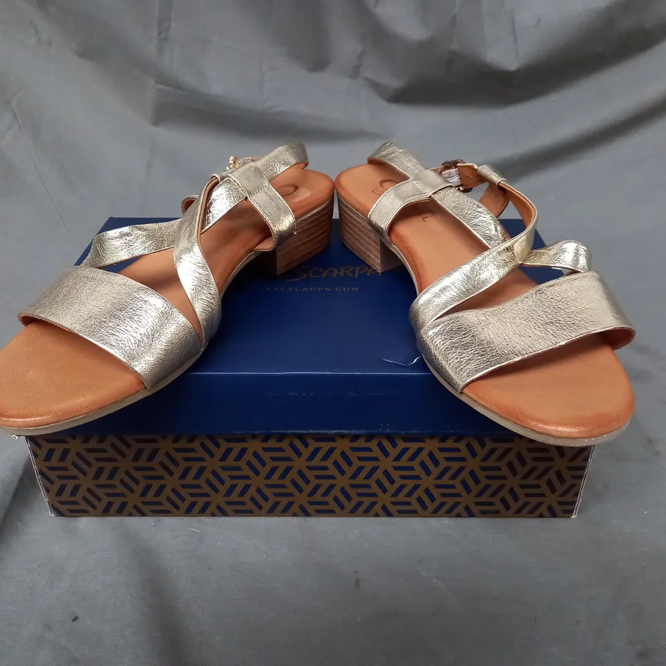 BOXED PAIR OF CARL SCARPA TIANEY SANDALS IN GOLD SIZE 6