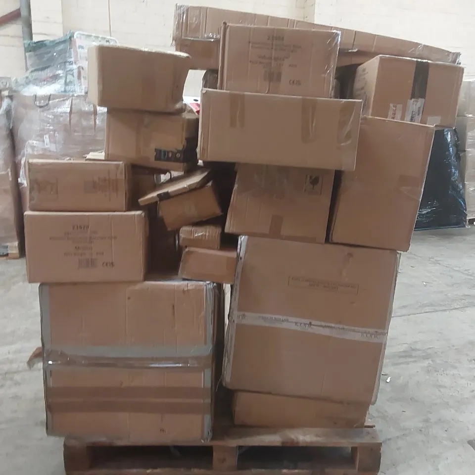 PALLET CONTAINING A VERY LARGE QUANTITY OF ASSORTED LIGHTING ITEMS