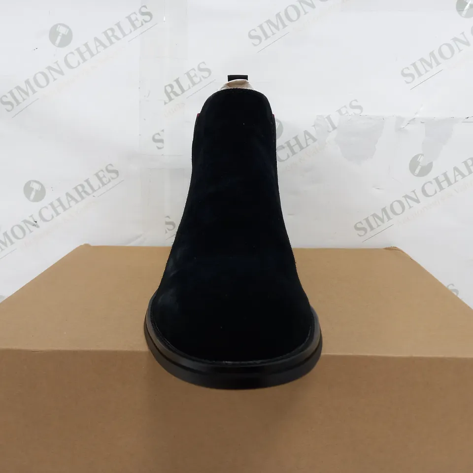 BOXED PAIR OF VERY MAN PLATFORM ELASTIC BOOTS IN BLACK - EUR 45