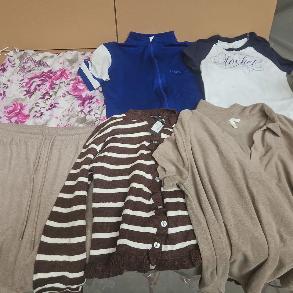 LARGE QUANTITY OF ASSORTED CLOTHING ITEMS TO INCLUDE H&M, PRETTYLITTLETHINGF AND TORM