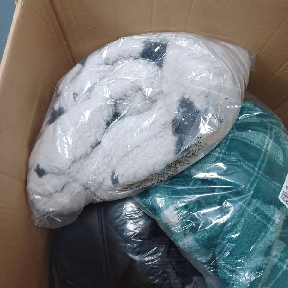 APPROX 6 CLOTHING ITEMS COATS,AND THROWS