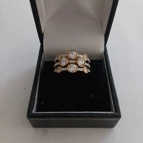 9CT GOLD CLUSTER RING WITH CLEAR STONES