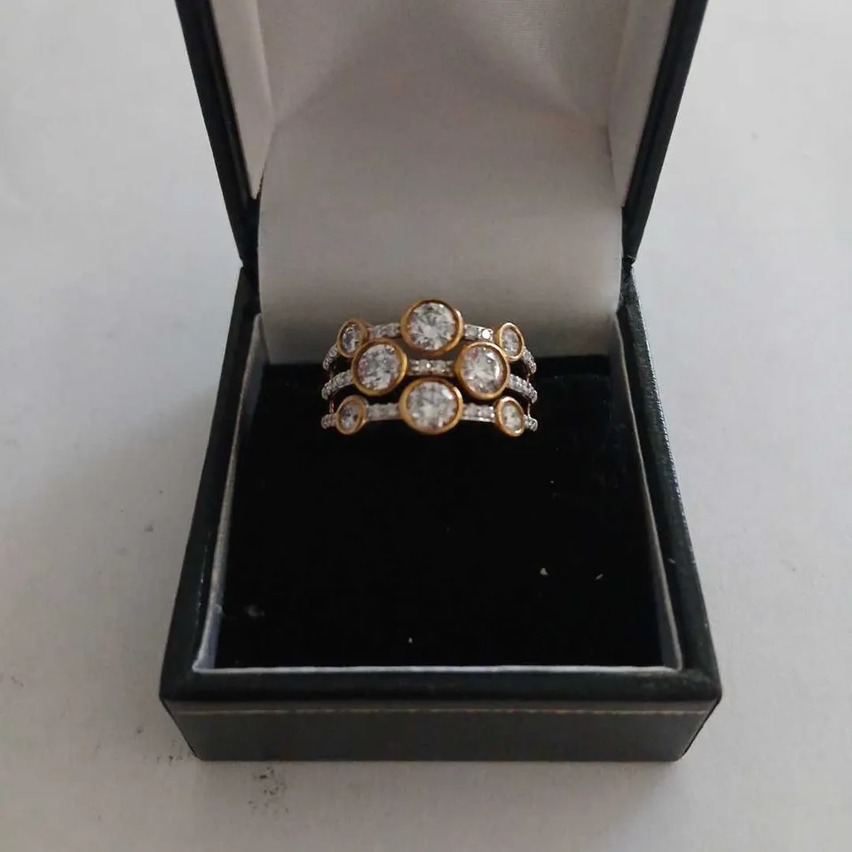 9CT GOLD CLUSTER RING WITH CLEAR STONES