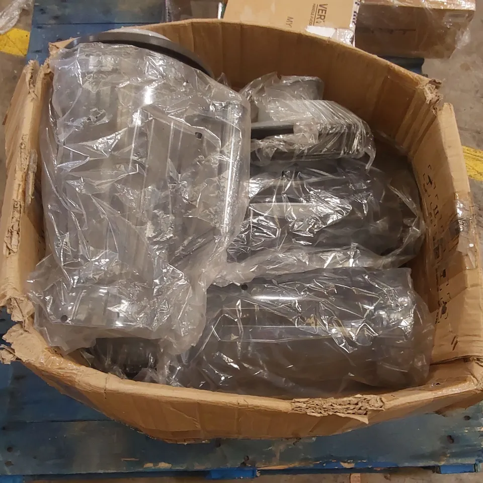 BOX CONTAINING A LARGE QUANTITY OF BLENDER JUGS