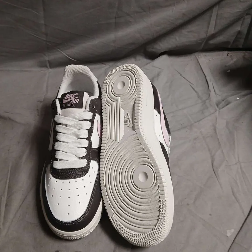 NIKE AIR FORCE 1 SNEAKER – WHITE/BLACK WITH PINK SWOOSH - SIZE UK 5.5