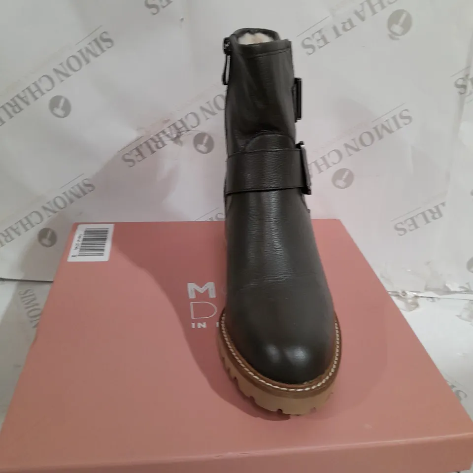 BOXED PAIR OF MODA IN PELLE CORNELIA BIKER BOOTS IN KHAKI UK SIZE 6