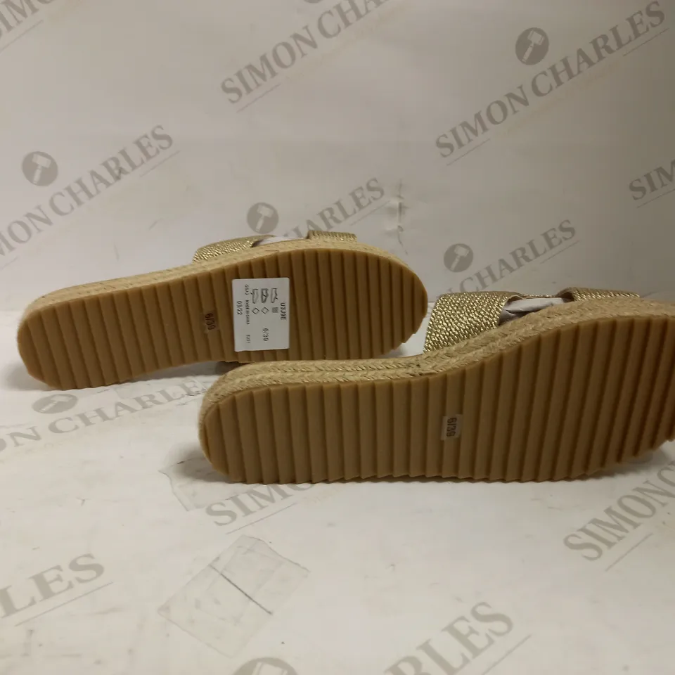 VERY SIZE 6 BROWN BEACH SANDALS - GOLD 