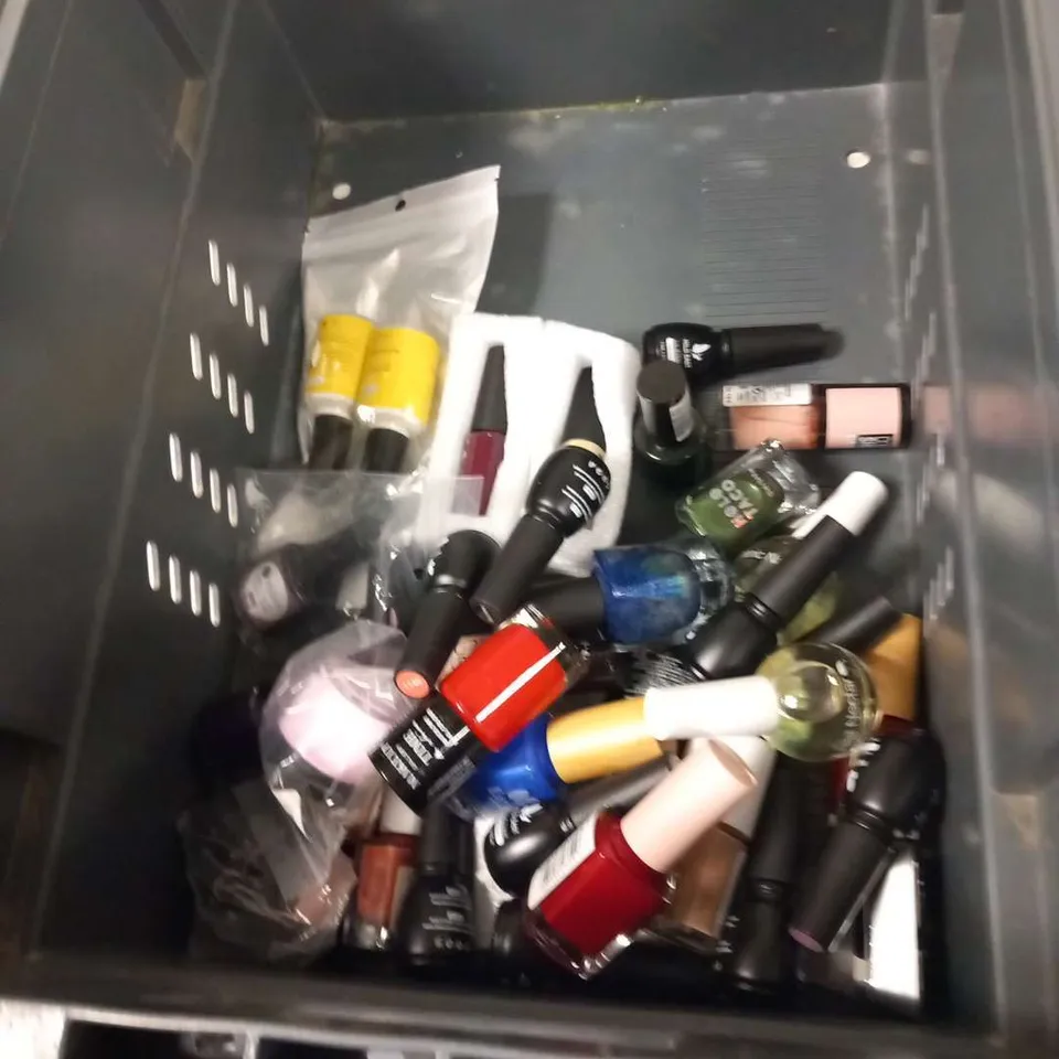 APPROXIMATELY 90 ASSORTED NAIL VARNISH/GELS TO INCLUDE; ORLY, MAX FACTOR, HOLO TACO, NAILS INC, CRYSTAL NAILS, COLORSTAY, THE GEL BOTTLE AND NAILKIND