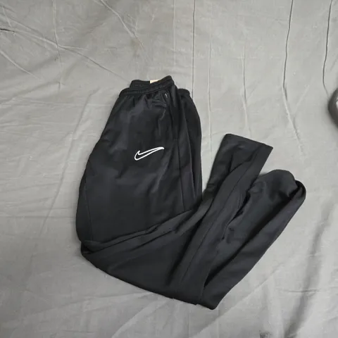 NIKE SMALL STANDARD FIT PANTS - BLACK 