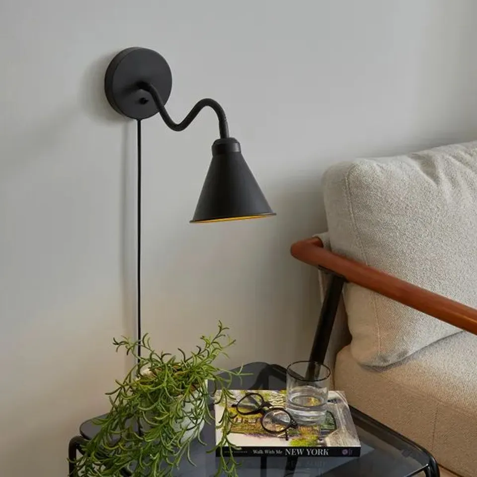 BOXED NEWTON INDUSTRIAL GOOSE NECK ADJUSTABLE PLUG IN WALL LIGHT - BLACK