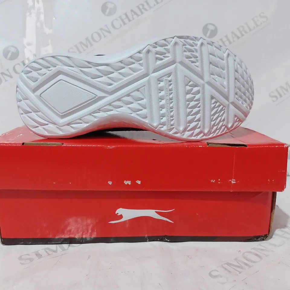 BOXED PAIR OF SLAZENGER SOLACE CHILDRENS TRAINERS IN NAVY/LIME UK SIZE C13