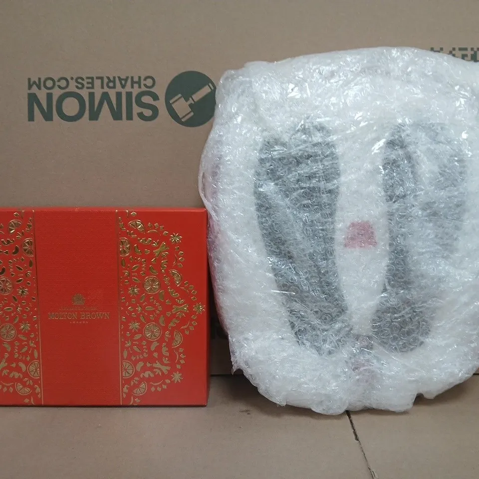 BOX OF APPROXIMATELY ASSORTED HOUSEHOLD ITEMS TO INCLUDE MOLTON BROWN BATH & SHOWER GEL SET, ETC