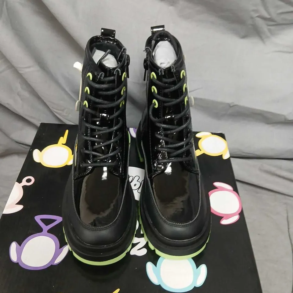 BRAND NEW BOXED KOI X TELETUBBIES TUBBYTRONIC KIDZ DIPSY HEAD BOOTS – UK2(KIDS)