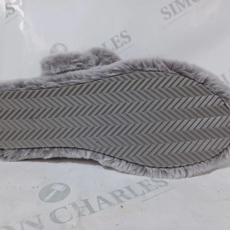 BOXED PAIR OF SKECHERS SLIPPERS IN GREY SIZE 5