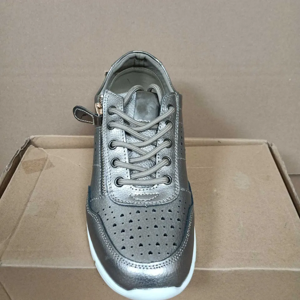 BOXED PAIR OF METALLIC GREY LEATHER-LOOK TRAINERS WITH PERFORATED TOE AND SIDE ZIP DETAIL UK SIZE 8