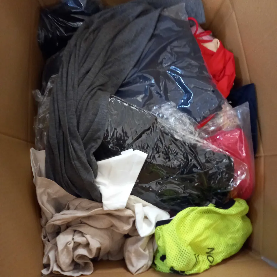 BOX OF APPROX 35 ASSORTED CLOTHING ITEMS TO INCLUDE - DRESSES, T-SHIRTS AND TROUSERS