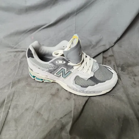 UNBOXED NEW BALANCE SNEAKERS – GREY MESH AND SUEDE RUNNING SHOES. UK SIZE 5