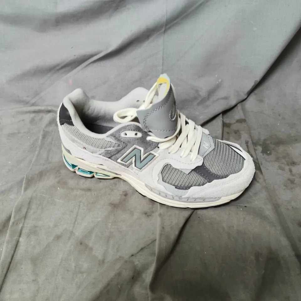 UNBOXED NEW BALANCE SNEAKERS – GREY MESH AND SUEDE RUNNING SHOES. UK SIZE 5